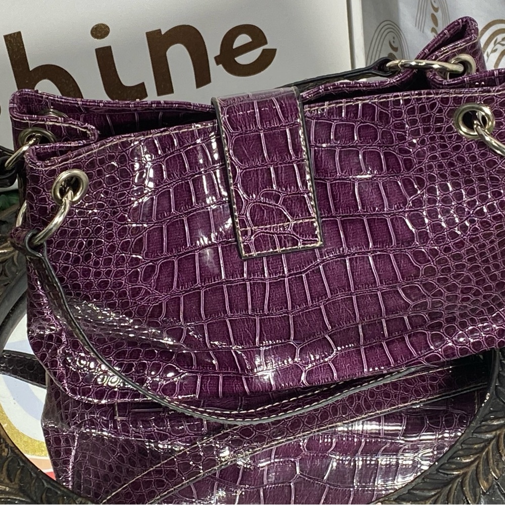 Elegant Crocodile-Embossed Shoulder Bag in Rich Purple - Picture 5 of 10